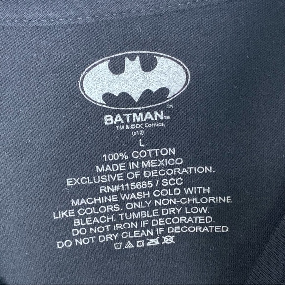 Batman Graphic T-Shirt with Removable Cape - Picture 10 of 10